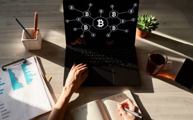 Bitcoin büyüme roket simgesi ekranda. Cryptocurrency ve blockchain kavramı.