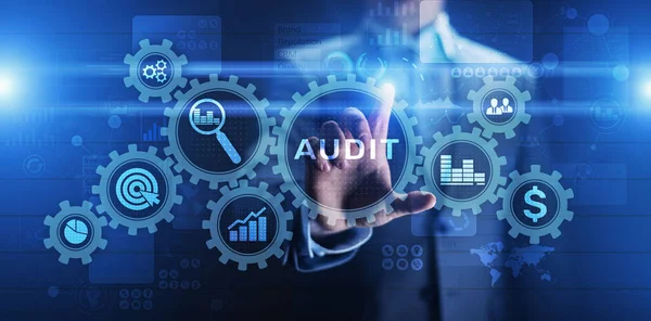 Auditoría - examen financiero oficial para las empresas como concepto en la pantalla virtual . —  Fotos de Stock