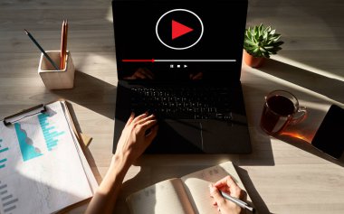Aygıt ekranındaki video oynatıcı penceresi. İnternet pazarlama ve reklam kavramı.