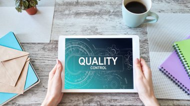 Aygıt ekranında kalite kontrol kavramı. İş ve teknoloji kavramı.