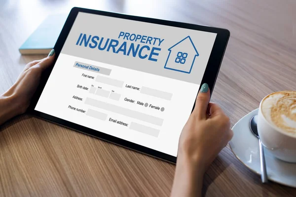 Заявка на страхование недвижимости онлайн. Концепция бизнеса и Интернета. — стоковое фото