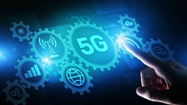 Mobil internetin 5G beşinci nesil ürünü. Hızlı bağlantı. Sanal ekranda telekomünikasyon kavramı.