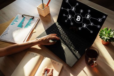 Bitcoin büyüme roket simgesi ekranda. Cryptocurrency ve blockchain kavramı.