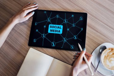 SMM, Sosyal medya pazarlaması, aygıt ekranında iletişim konsepti.