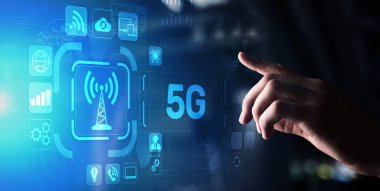 Mobil internetin 5G beşinci nesil ürünü. Hızlı bağlantı. Sanal ekranda telekomünikasyon kavramı.
