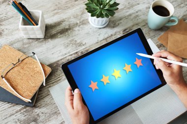 Müşteri memnuniyeti, geri bildirim, eleştiri. Aygıt ekranında yıldız simgesi.