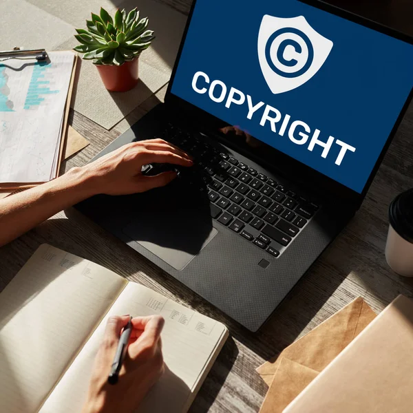 Icône de copyright à l'écran. Droit des brevets et propriété intellectuelle. Concept Affaires, Internet et Technologie. — Photo