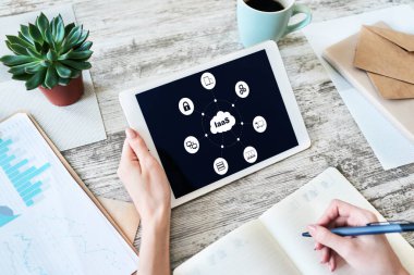 Iaas - hizmet olarak altyapı. Ekranda internet ve teknoloji kavramı.