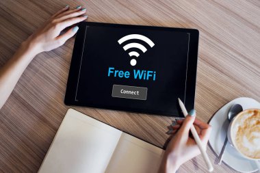 Aygıt ekranında ücretsiz kablosuz bağlantı. İnternet ve kablosuz teknoloji kavramı.