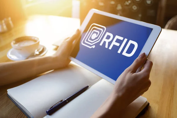 RFID Технологія радіочастотної ідентифікації на екрані пристрою. Безпека і автоматизація. — стокове фото