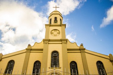 Mavi gökyüzü arka planda kilise Parish Santo Antnio de Guanambi Bahia 