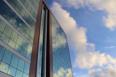 Pencereler, bir pazar sabahı elde edilen çağdaş bir yapının kalıntıları, bulutlu hava, ama fotoğraf canlı renklerden oluşuyor..