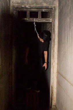 İntihar temsili, karanlık uzay eylemin karanlığını temsil eder.