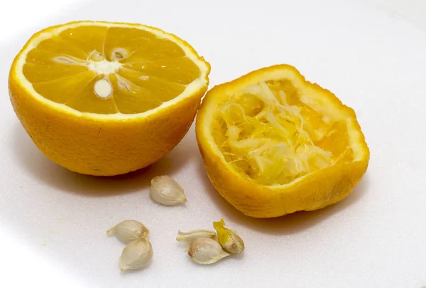 Dos Piezas Una Naranja Una Consumida Otra Fondo Blanco —  Fotos de Stock