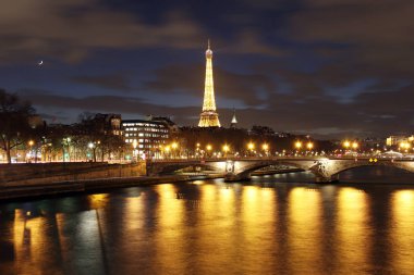 Paris ve gece eiffeltower Seine Nehri