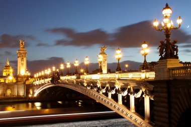 Alexandre III Köprüsü Invalides doğru