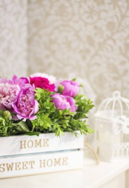 Mezarda pembe peonies buket