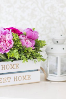 Mezarda pembe peonies buket