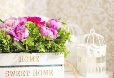 Mezarda pembe peonies buket