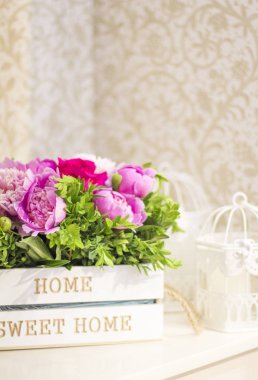 Mezarda pembe peonies buket