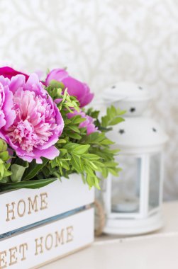 Mezarda pembe peonies buket