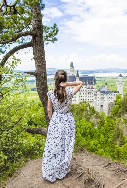 Schwangau Alemanha 2018 Uma Menina Vestido Longo Olha Para Castelo — Fotografia de Stock