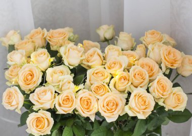 Çelenk ile şeftali gül buketi