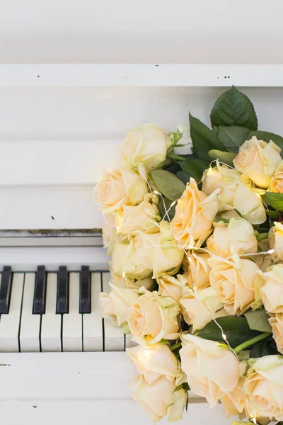 Персикові Троянди Гірляндами Білому Піаніно — стокове фото