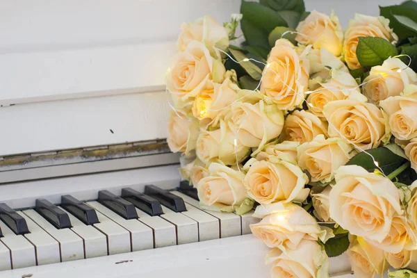 Rosas Melocotón Con Guirnaldas Sobre Piano Blanco — Foto de Stock