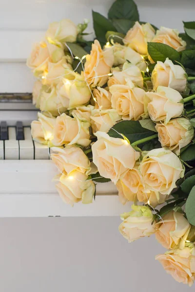 Τριαντάφυλλα Ροδάκινων Γιρλάντες Ένα Λευκό Πιάνο — Φωτογραφία Αρχείου