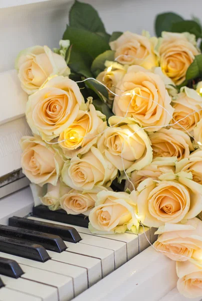 Mawar Persik Dengan Karangan Bunga Pada Piano Putih — Stok Foto