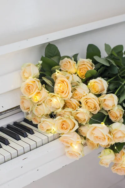 Rosas Melocotón Con Guirnaldas Sobre Piano Blanco — Foto de Stock