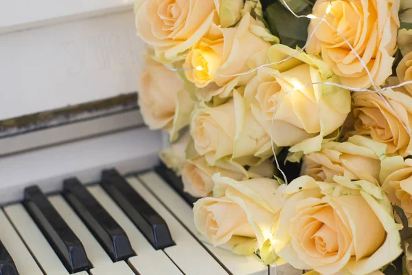 Rosas Melocotón Con Guirnaldas Sobre Piano Blanco — Foto de Stock