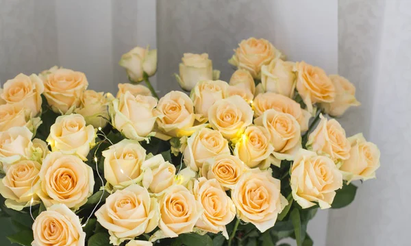 Buquê Rosas Pêssego Com Guirlandas — Fotografia de Stock