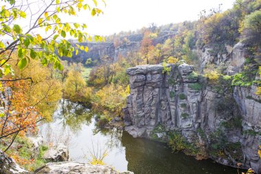Sonbahar doğada rocky Kanyon nehirde