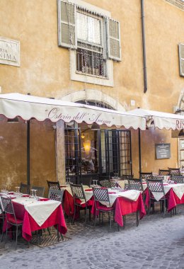 Rome, İtalya - 25 Eylül 2018: Cafe Roma Caddesi üzerinde