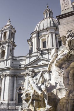 Dört nehir ve Palace Pamphili, Roma Çeşmesi