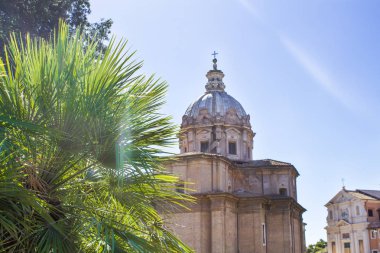 Kilise Santi Luca e Martina güneş ışığı altında Roma, İtalya