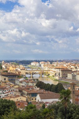 Panoramik nehir ve Piazzale Michelangelo Floransa'da Köprüsü