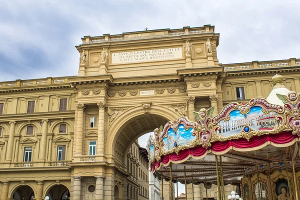 Αψίδα Στην Piazza Della Repubblica Πλατεία Δημοκρατίας Εναλλασσόμενες Εικόνες Στη — Φωτογραφία Αρχείου