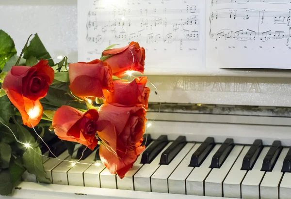 Red Roses White Piano Notes Garland — стокове фото