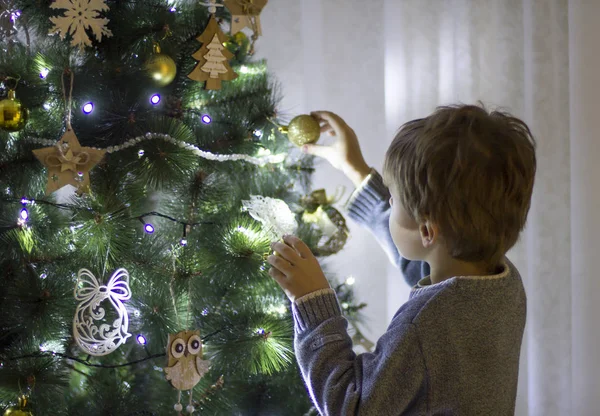 Søt Liten Gutt Som Pynter Juletreet – stockfoto