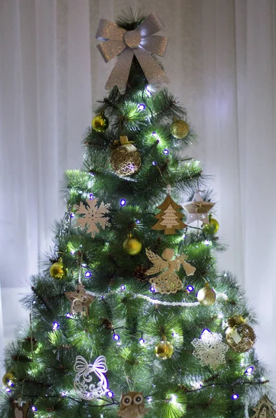 Grüner Weihnachtsbaum Mit Girlanden Weihnachtskugeln Und Spielzeug — Stockfoto