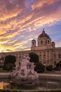 Maria Theresa Viyana meydanda. Doğal Tarih Müzesi, Viyana. Sanat Tarih Müzesi Viyana ve Triton Çeşme ve dağ. Sunset Bulvarında.