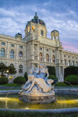 Maria Theresa Viyana meydanda. Doğal Tarih Müzesi, Viyana. Sanat Tarih Müzesi Viyana ve Triton Çeşme ve dağ.