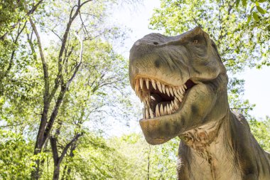 parkta yırtıcı dinozor