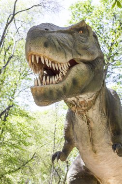 parkta yırtıcı dinozor