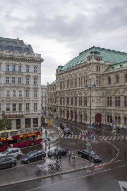 Viyana Devlet Operası cadde görünümü bulutlu gün 