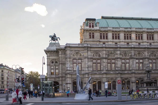 Ulica Widok Opera Wiedeńska Pochmurny Dzień — Zdjęcie stockowe