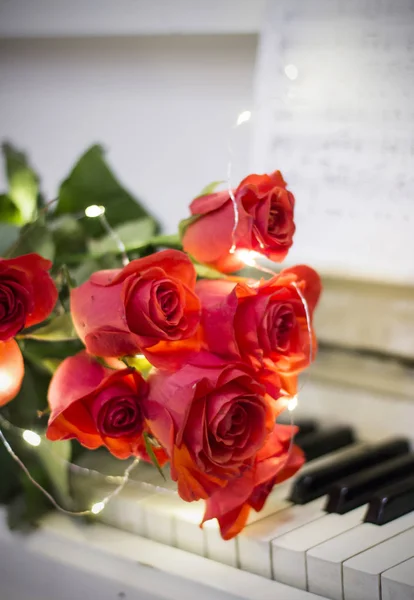 Mawar Merah Pada Piano Putih Dengan Catatan Dan Karangan Bunga — Stok Foto